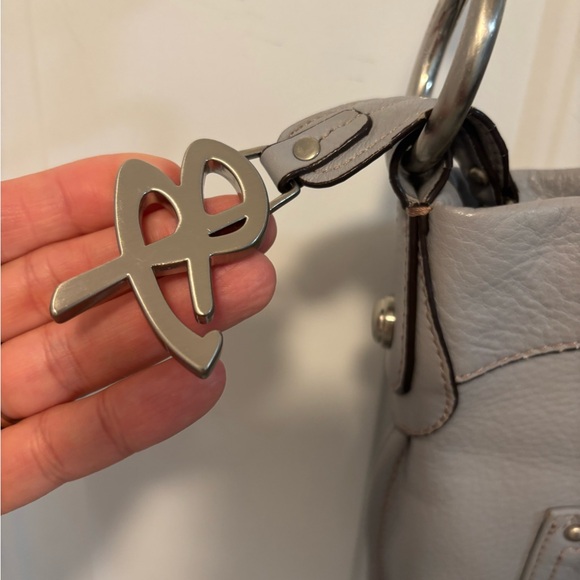 B.Makowsky Leather Crossbody bag (Light-Gray Pebbled) EUC ❤️ - Picture 3 of 7